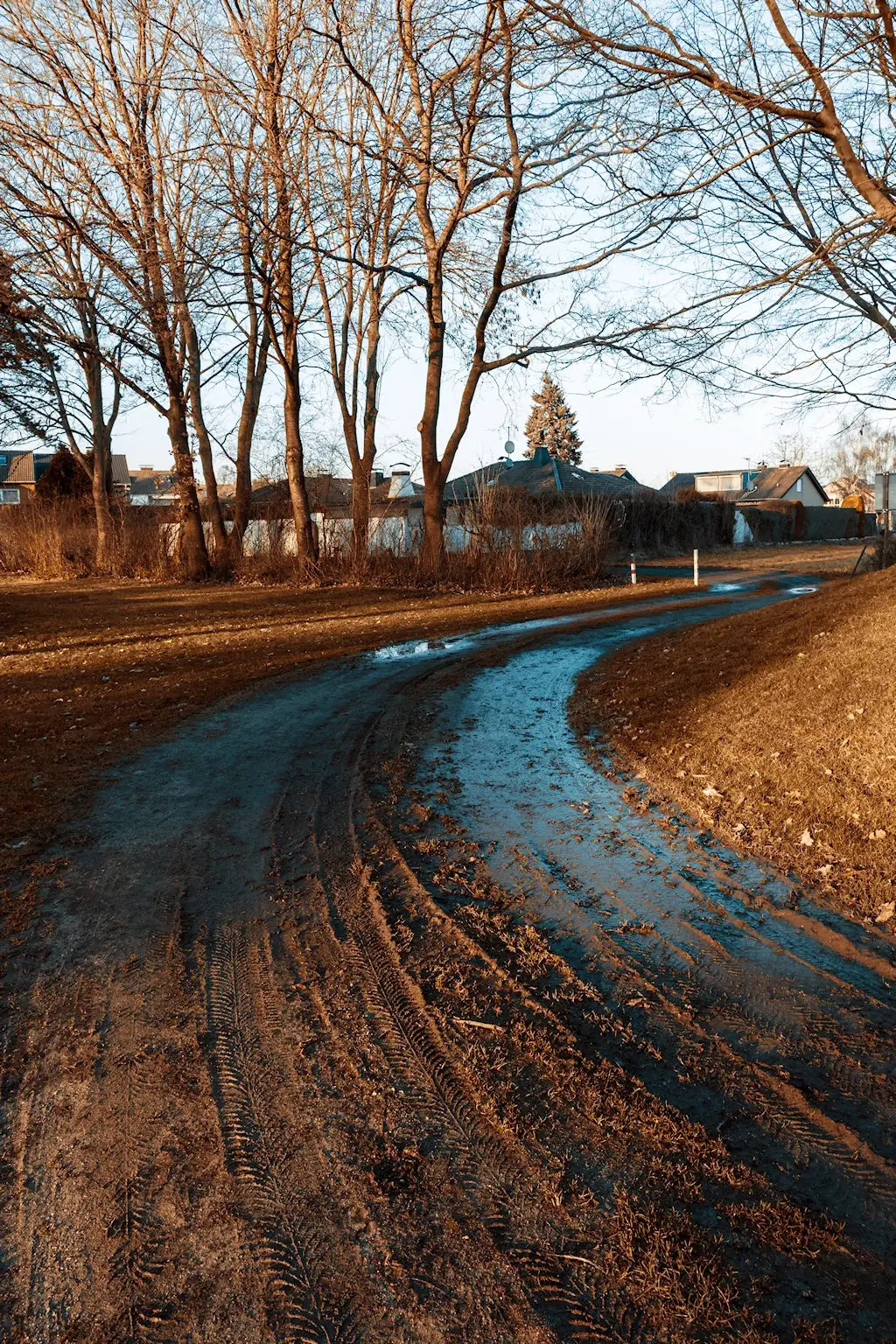 Chemin boueux devant une maison avant l'application de goudron